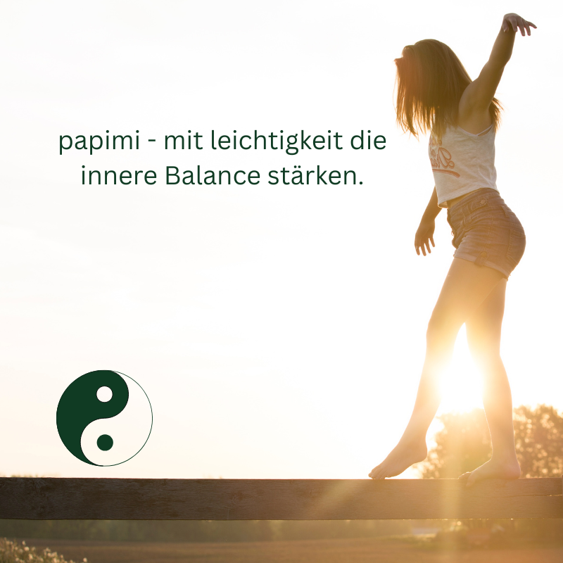 Frau balanciert im Sonnenlicht.