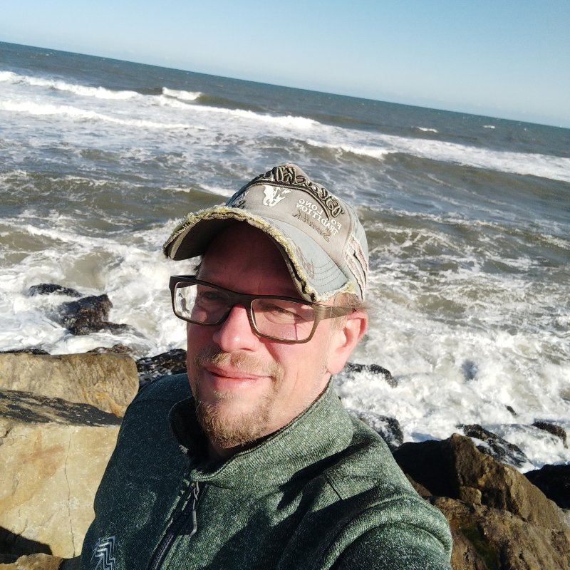 Ich am Strand mit Wellen