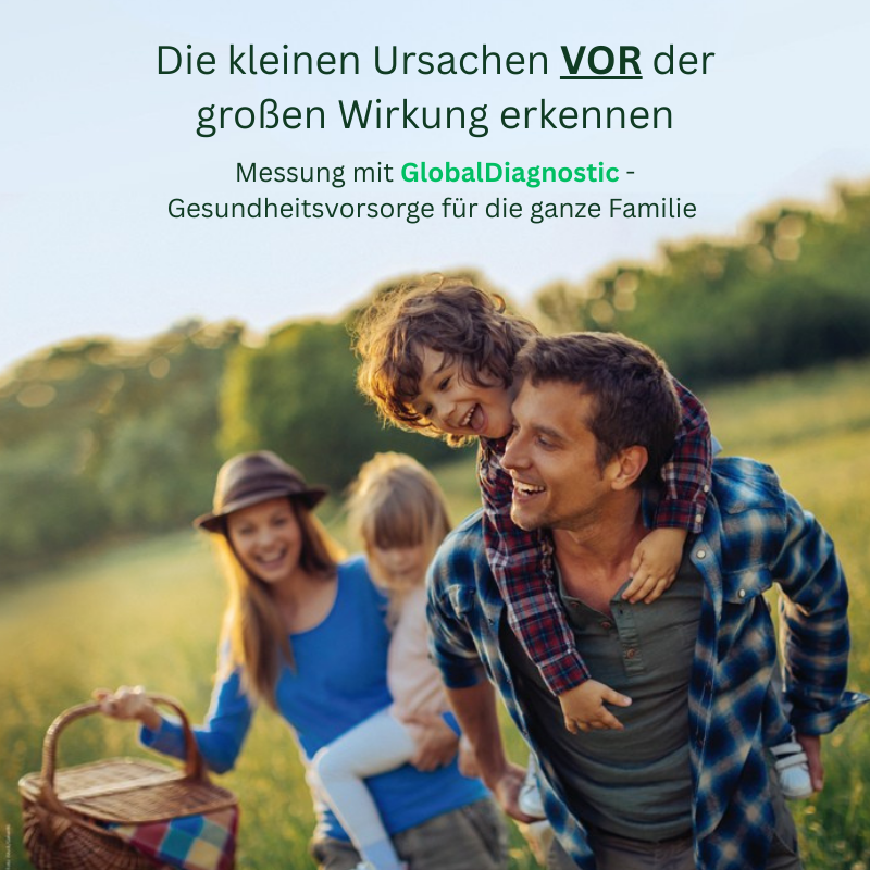 Glückliche Familie beim wandern.