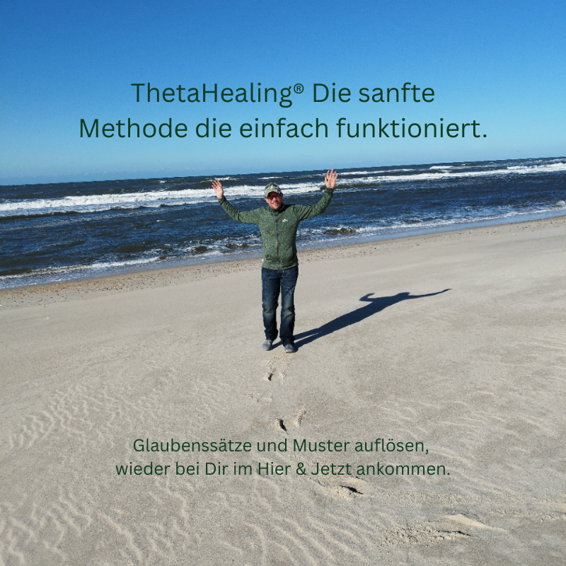 Mann am Strand mit offenen Armen.